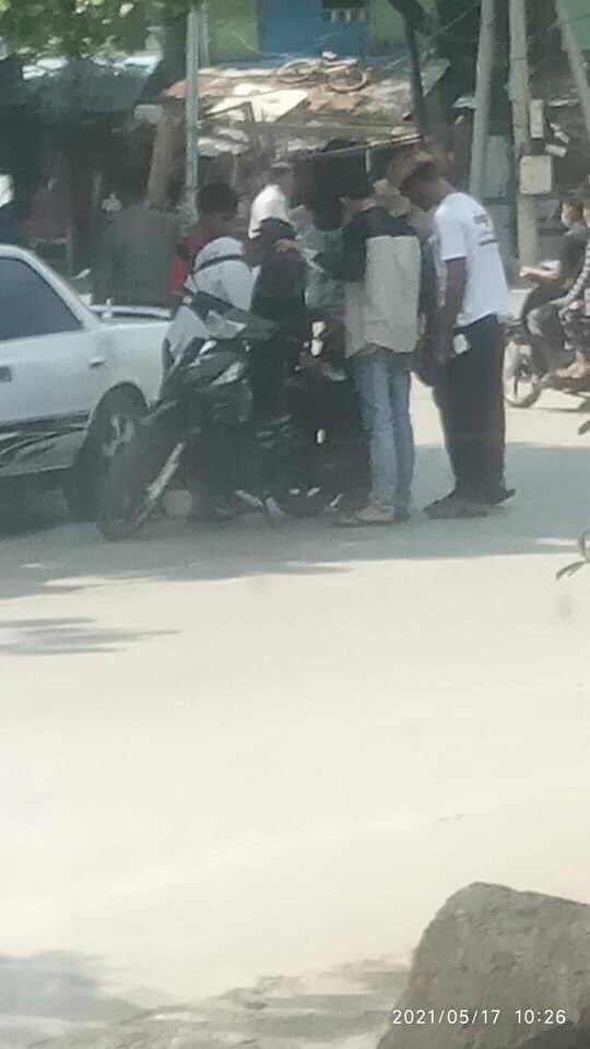 therealyatioo's tweet photo. 17.5.2021 In Mandalay, Terrorists including Plainclothes forcing to stop and inspect the passerby motorcycles near U Pwar Gone Kyaw.

#May17Coup
#WhatsHappeningInMyanmar https://t.co/GEKpdvWR7b