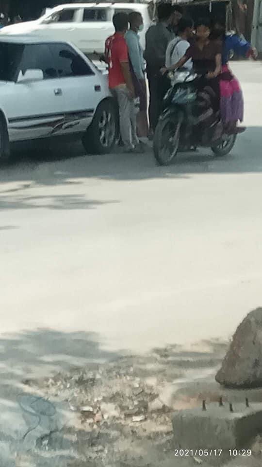 therealyatioo's tweet photo. 17.5.2021 In Mandalay, Terrorists including Plainclothes forcing to stop and inspect the passerby motorcycles near U Pwar Gone Kyaw.

#May17Coup
#WhatsHappeningInMyanmar https://t.co/GEKpdvWR7b