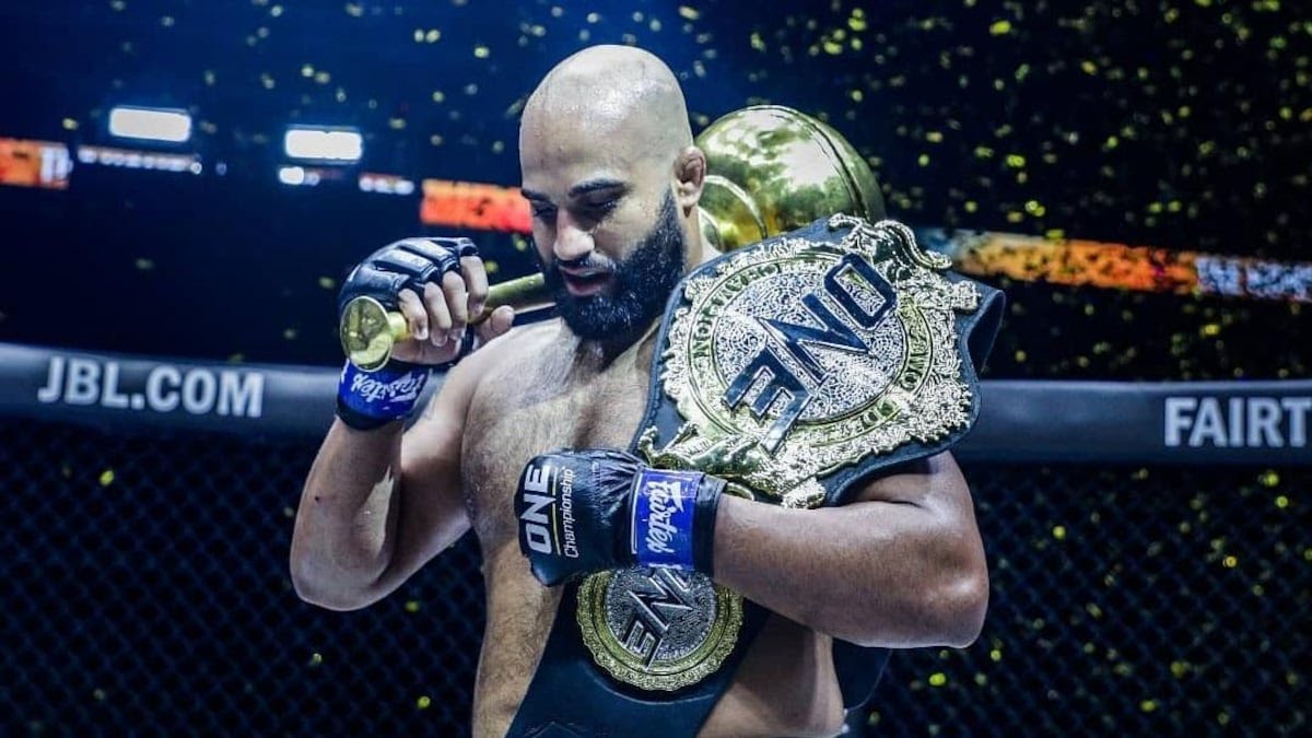 भारतीय मूल के कनाडाई फाइटर #अर्जन_सिंह_भुल्लर ने लंबे समय से हैवीवेट चैंपियन चले आ रहे ब्रैंडन वेरा को दूसरे राउंड में नॉक आउट में हराकर इतिहास रच दिया।
भुल्लर  सिंगापुर की वन चैंपियनशिप में हैवीवेट विश्व चैंपियन बने।
the first #indian🇮🇳
 #MMA_world_champion .. #arjansinghbhullar