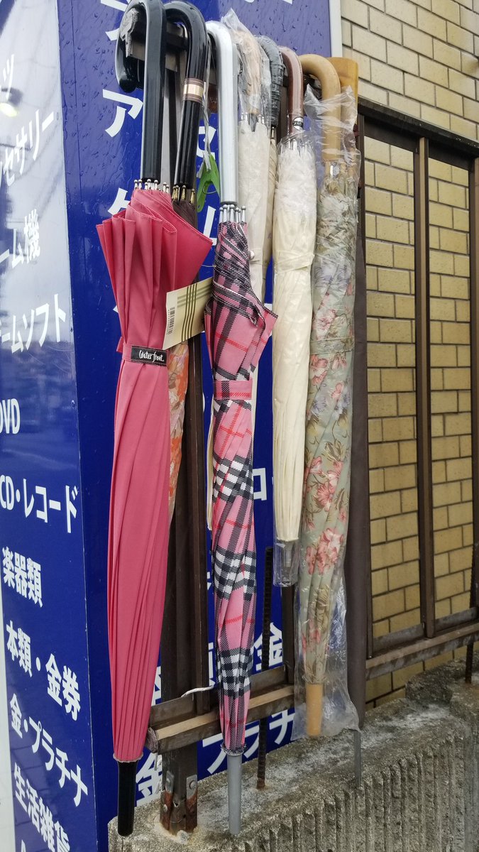 NorthCountry__'s tweet photo. 梅雨の時期の必需品！
状態の良い中古品や、未使用などあります🌂✨🌂✨🌂✨
お気に入りの傘を見つけて 気分upしませんか⤴⤴⤴👯‍♀️
#リサイクルショップ #リサイクル #中古品 #未使用品 #傘 #片付け #不用品買取 #買取 #整理 #遺品整理 #生前整理 #梅雨 https://t.co/zKiJwOoyJj