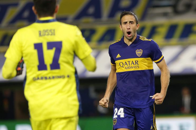 Ganó 13 de 17 duelos (6 de 7 de cabeza), 3 entradas, 2 intercepciones, estuvo cerca de mojar dos veces y metió un penal clave después del pif de Cardona. Gran partido de Cali Izquierdoz, el mejor de Boca en un superclásico cargado de presiones por propios y extraños.