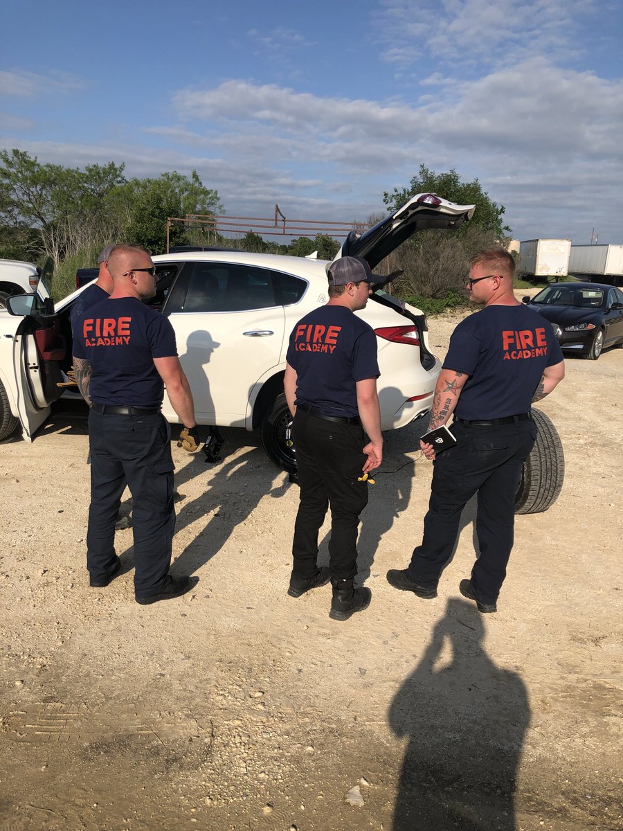 trainingdevgro1's tweet photo. Class #012 stopping to help some folks with a blown tire. Good job men. #honor #duty #Integrity #trust #Service #firefighting #tdgfireacademy #fireacademy #CanadaFire #trainingdevgroup https://t.co/pwfqW010qB