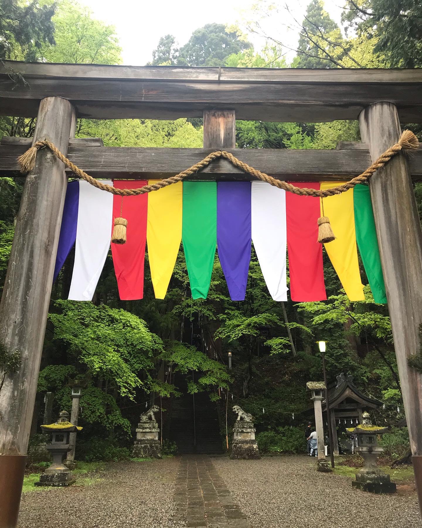 Ch Books Cafe 七年に一度の式年大祭が行われている戸隠神社を訪れました どんな神事なのかこれまで知らなかったのですが 五つの神社をつなぐ道に何キロにもわたってあの白いヒラヒラ 紙垂 しで というのですね がはられていて 長野 長野県 長野市