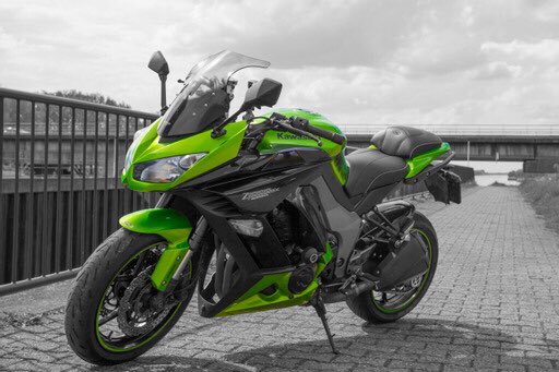 Leuke #fotoshoot gemaakt van een #motor. Klant wilde graag zwart wit met 1 kleur.