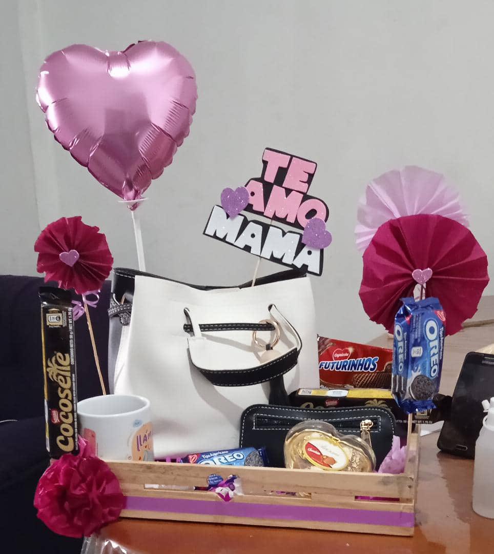 Yenifercrv's tweet photo. Ayer fue el cumpleaños de mi mamá y cómo estamos separadas😞 porque yo vivo en otro país desde hace casi 2 años. Quise sorprenderla con un obsequio, le mande un regalo que yo sabia que a ella le iba a gustar❣️🥰
LA MUJER MÁS HERMOSA😍 https://t.co/5bB7N7Azna