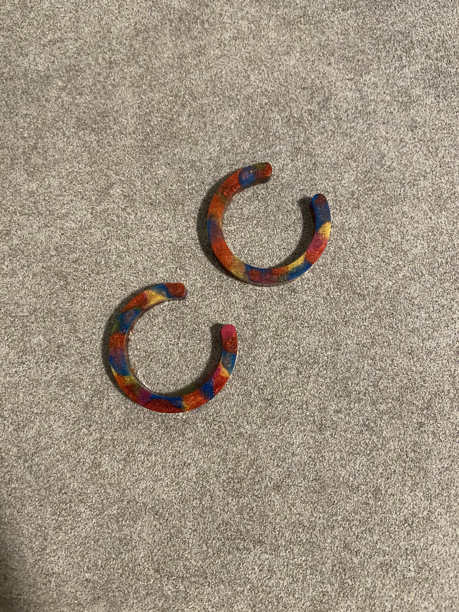 PopMeraki's tweet image. Got to love it when your Resin Earrings turn out with no bubbles 🧼 #earringsinthemakinging #earringshandmade #merakipop #handmade #handmadejewelry #rainbowart