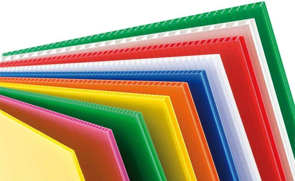 อันนี้คือ พลาสติกลูกฟูก 
แต่คนส่วนใหญ่เรียกว่าฟิวเจอร์บอร์ด ซึ่งจริงๆ “ฟิวเจอร์” เป็นชื่อยี่ห้อของพีพีบอร์ดที่นิยมในไทยยี่ห้อแรกๆ คนเลยเรียกจนติดปากว่าฟิวเจอร์บอร์ด