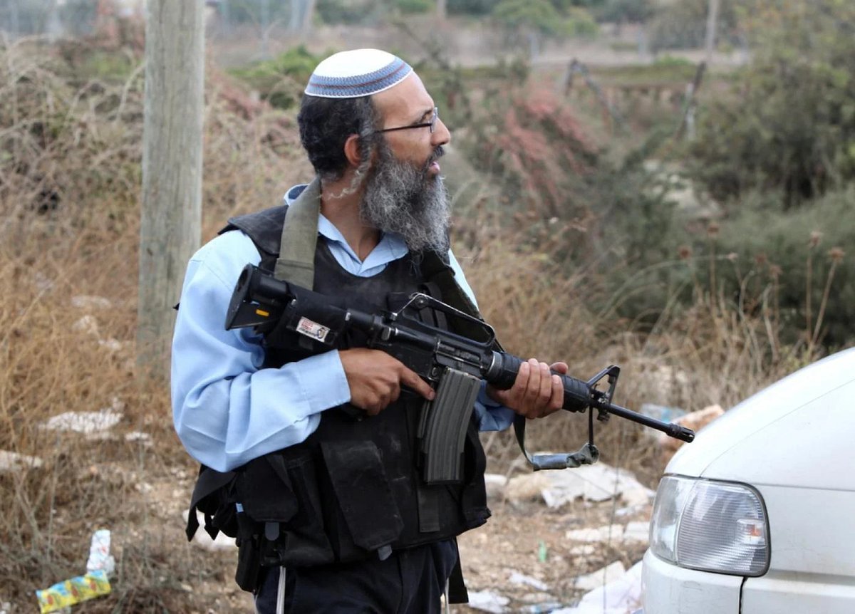 shabsoughM's tweet photo. This man is an Israeli settler.
- He wasn't born in "Israel" but New York
- In fact he only came to Palestine a year ago
- He was promised a free house and free land stolen from Palestinians in the West Bank
- He is armed
He is the Jewish ISIS
#IsraelTerrorists https://t.co/wLCDd1DCBN