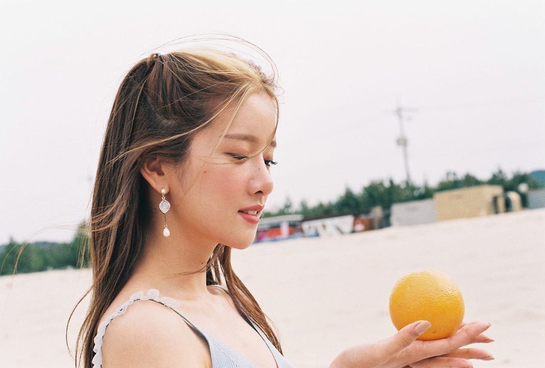 WJSNDAILY's tweet photo. [PIC] 210517 #EXY IG update (1) 

#Advertisement 💙🌊💙
#VersacePerfume #DylanTurquoise 

#우주소녀 #엑시 #WJSN https://t.co/e1ylOe0rvz
