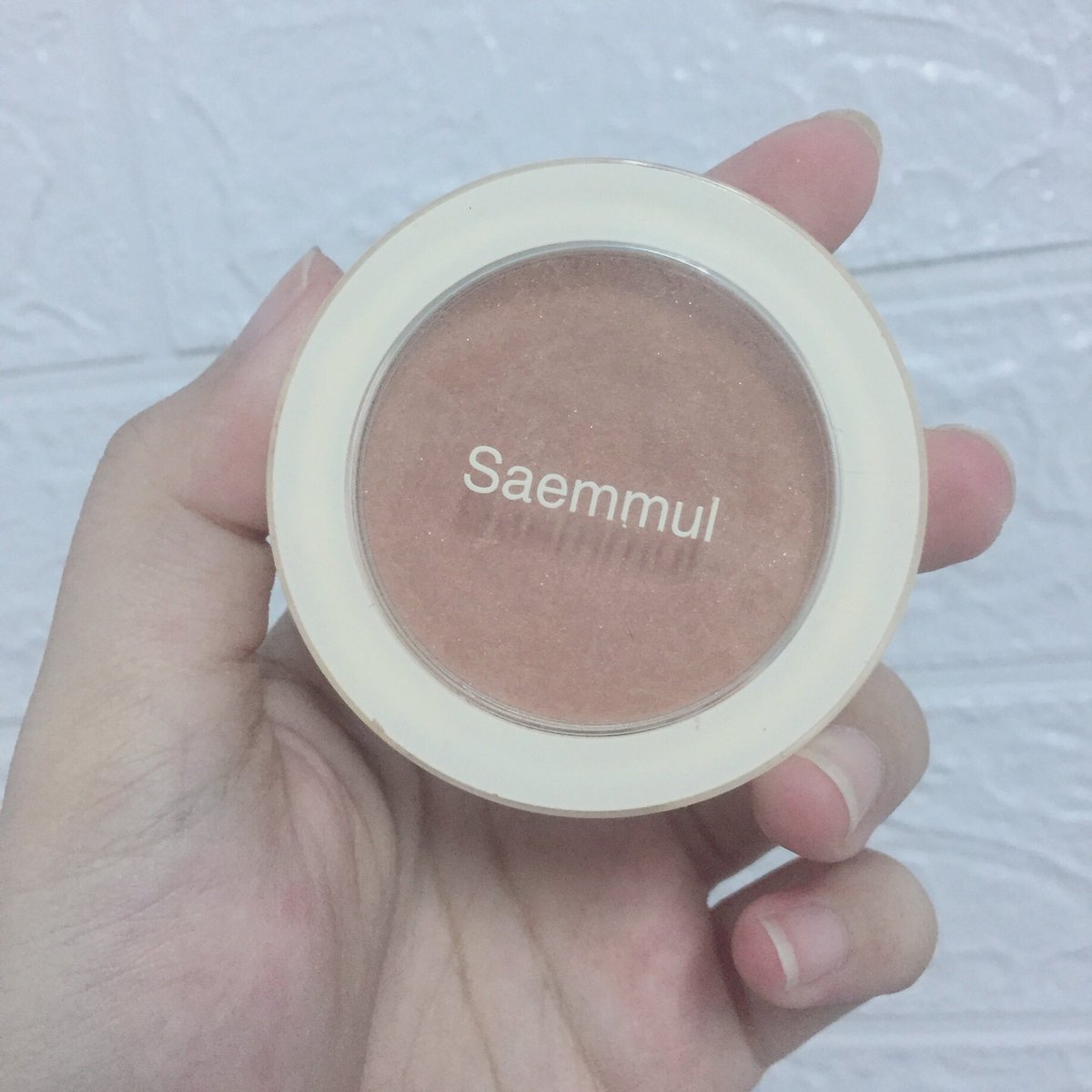 _lilixlis's tweet photo. บลัชออน The Saem BE02 สีออกเบจๆ มีชิมเมอร์สีทอง ทางเราชอบใช้กับทั้งแก้มทั้งตาเลย เอามาทาตาก็ให้สีเหมือนเปลือกตาแต่ยังดูมีอ��ไร เอามาปัดแก้มก็ละมุน ปัดทับสีอื่นก็สวย รักมากกกก ราคาไม่แรงด้วยนะ 
#ใช้ดีบอกต่อ #ใช้จริงรีวิวจริง https://t.co/O5CsHZm8vz
