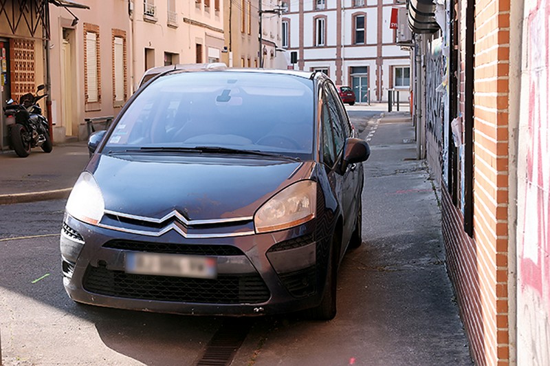 Rappel des règles de #stationnement automobile définies par le #CodeDeLaRoute.

Gênants/très gênants :
✖ Trottoirs,
✖ Bandes et pistes cyclables,
✖ Places réservées aux personnes à mobilité réduite sans possession de la carte,
✖  swll.to/ZHdaS