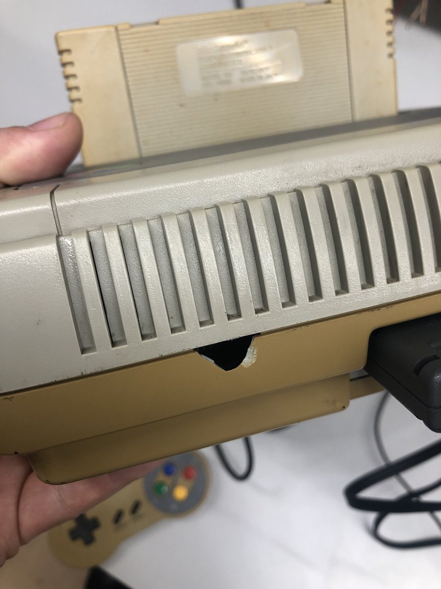 Hardoff1stSt's tweet photo. スーパーファミコンが入荷です！
ボディに穴があいていますがバッチリ遊べます！
破片は摘出したので安心して使用出来ます

穴のあいたゲーム機もバッチリ買い取りますよ〜！

#ハードオフ　#買取　#本厚木　#レトロコンシューマー愛好会 https://t.co/qlBe6Xfsmg