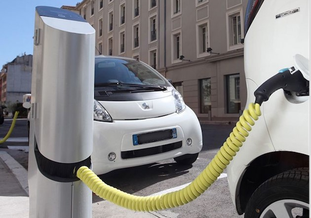 VINCIAutoroutes's tweet photo. La @VilledeVienne confie le déploiement et la gestion
de son réseau public de bornes de recharge #électrique
au groupement FMET & #EasyCharge, filiale #VINCIAutoroutes & @VINCIEnergies. 22 points de recharge seront déployés pour favoriser la #mobilité électrique des Viennois. https://t.co/HiDTBf2c4i