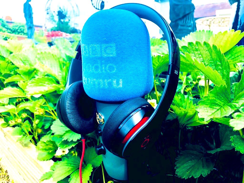 Shân Cothi (@realshancothi) on Twitter photo Mae’n wthnos y frechdan a ma da fi ddigon o lenwad blasus i lanw’ch bolie ar Bore Cothi <a href="/BBCRadioCymru/">Radio Cymru</a> <a href="/AlisonHuw/">Alison Huw</a> fydd yn gweini’r frechdan a bydd limerig fach ar y thema yn flasus fyd! Sgwrs da <a href="/barigwilliam/">Bari Gwilliam</a>  am ei FEIC! Mae di bod yn seiclo fflat owt er budd #prostatecanceruk👏 Mae’n wthnos y frechdan a ma da fi ddigon o lenwad blasus i lanw’ch bolie ar Bore Cothi <a href="/BBCRadioCymru/">Radio Cymru</a> <a href="/AlisonHuw/">Alison Huw</a> fydd yn gweini’r frechdan a bydd limerig fach ar y thema yn flasus fyd! Sgwrs da <a href="/barigwilliam/">Bari Gwilliam</a>  am ei FEIC! Mae di bod yn seiclo fflat owt er budd #prostatecanceruk👏