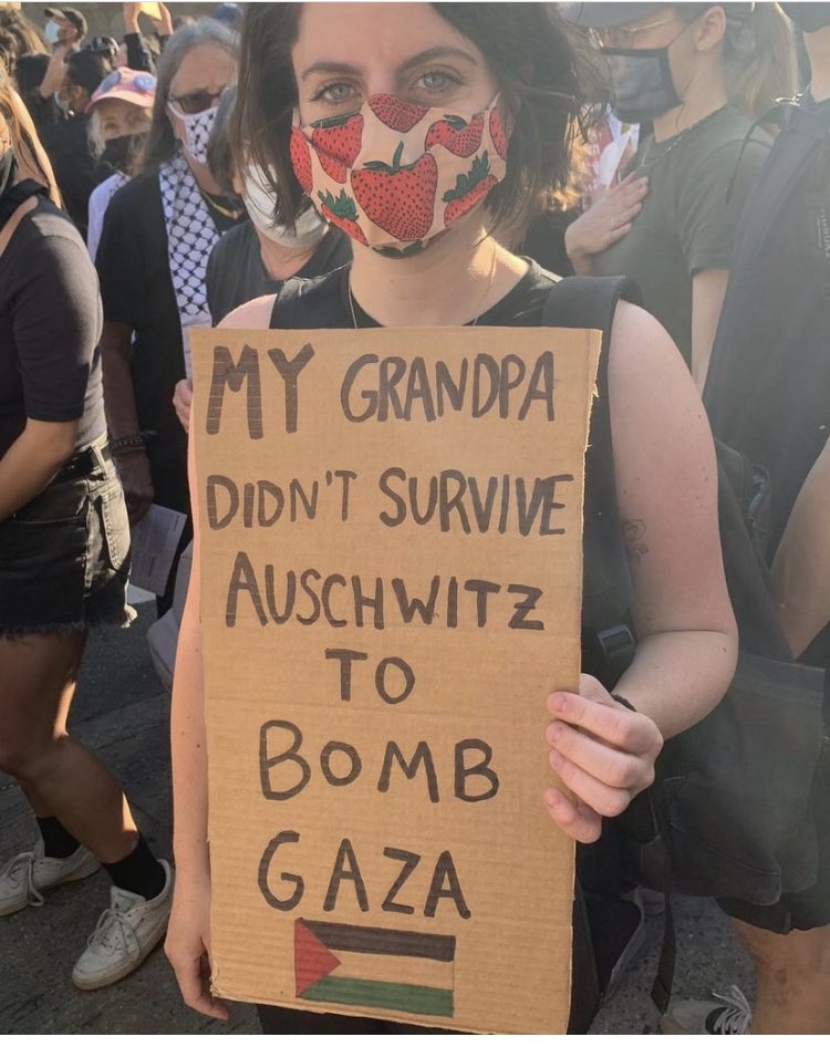 kasimileri_'s tweet photo. İsrail karşıtı bir Yahudi’den slogan gibi slogan: “Dedem, Gazze’yi bombalamak için Auschwitz’den kurtulmadı.” https://t.co/Crm4eRKnTm
