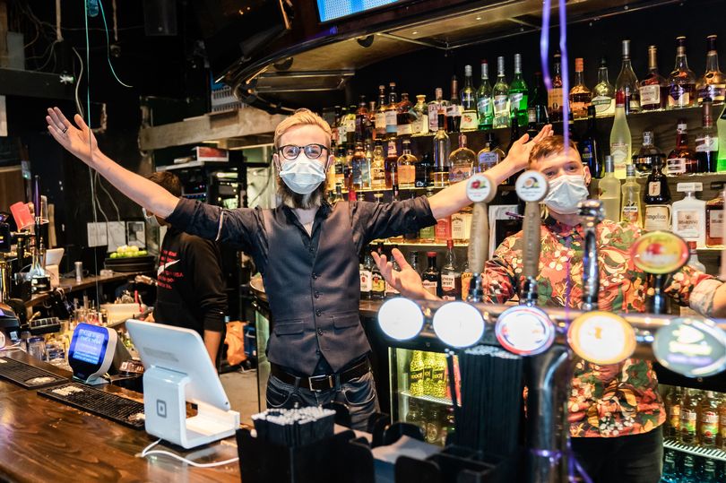 People enjoy midnight pints as pubs open indoors for the first time in months #BackForGood bit.ly/3weDgj9