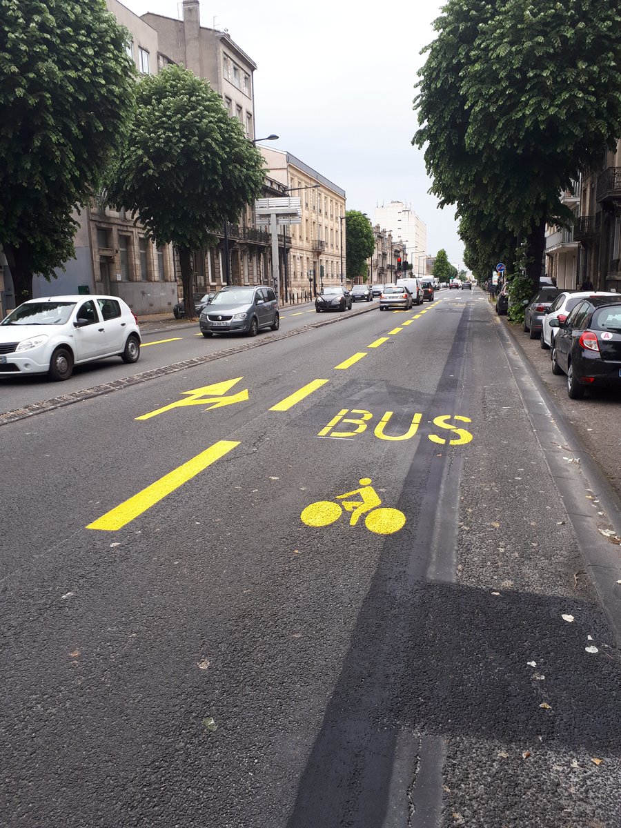 info_tbm's tweet photo. Et ça continue ! 😀 Plus de facilité de circulation pour les cyclistes et les bus au nord de la Cité administrative et au niveau de la barrière St Médard avec ces nouveaux couloirs. 🚲 💚 En route vers vos trajets plus fluides à vélo et trottinette ! https://t.co/bfPapPkwG0