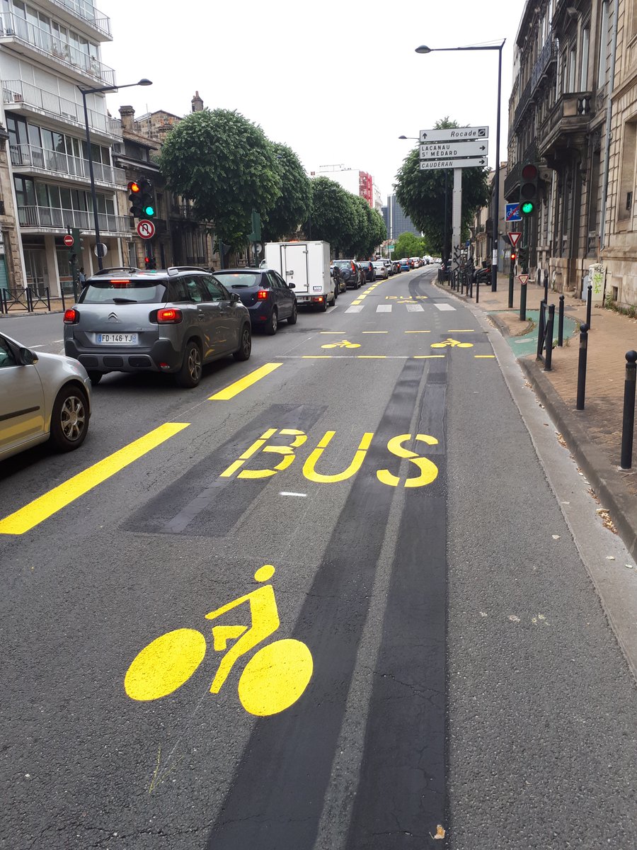 info_tbm's tweet photo. Et ça continue ! 😀 Plus de facilité de circulation pour les cyclistes et les bus au nord de la Cité administrative et au niveau de la barrière St Médard avec ces nouveaux couloirs. 🚲 💚 En route vers vos trajets plus fluides à vélo et trottinette ! https://t.co/bfPapPkwG0