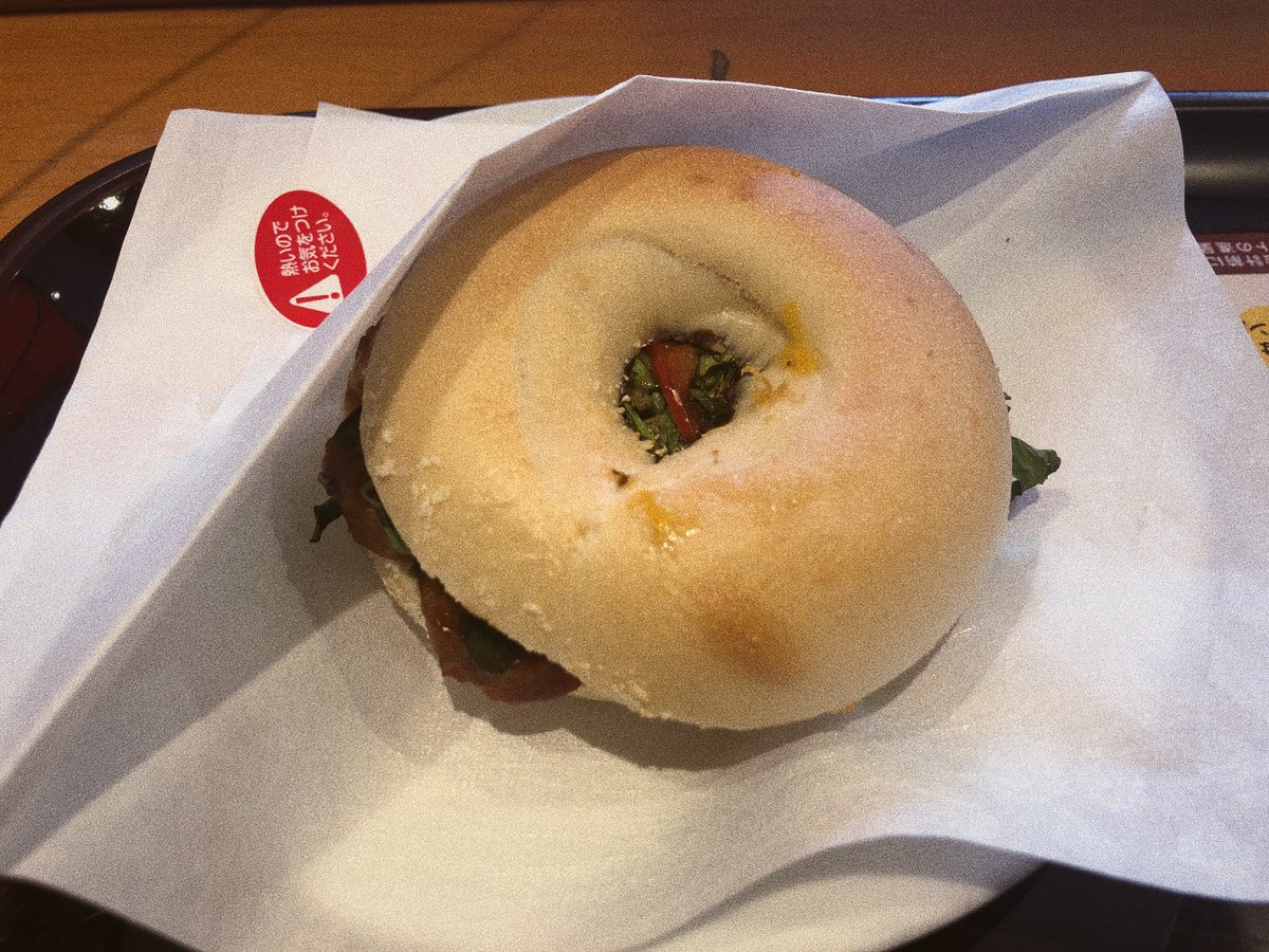 bontech_jp's tweet photo. 本日のランチは、エクセの大豆ミートのベーグルサンド🍔受取った瞬間”酢”な印象を受けたけど、食べてみたらマイルド。ナッツとクレソンとの相性もばっちりでクセになる味であった。#570円 #カフェランチ 

https://t.co/UGjhGQLyol https://t.co/HmsYD78qHD