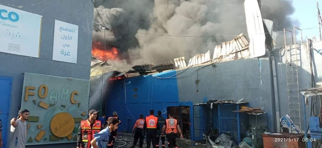 QudsNen's tweet photo. BREAKING | Israeli warplanes strike a sponge factory in the Gaza Strip.

#GazaUnderAttack https://t.co/1SydguPxHv