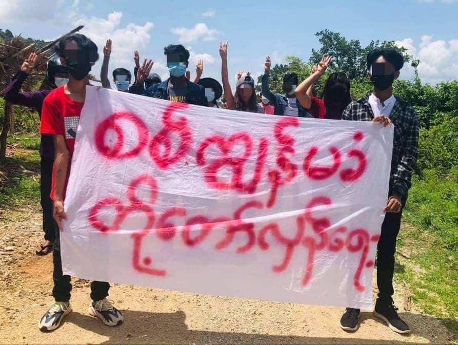 YaminKyiPhyu3's tweet photo. Mawlamyine youths staged a protest this morning with the banner “ Our revolution against military junta”  #WhatsHappeningInMyanmar  #May17Coup  #OpposeSlaveryEducation https://t.co/a7ryU7oB5M