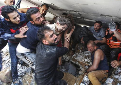 mikelayestaran's tweet photo. Hilo del día sobre la ofensiva en #Gaza que ya deja casi 200 metros en la Franja y 10 en #Israel

1- #Gaza sufre el bombardeo más sangriento de la primera semana de ofensiva  
Foto @Reuters 
Vía @elcorreo_com 

https://t.co/gKgEq3cGlI https://t.co/vxCi5QBMpP