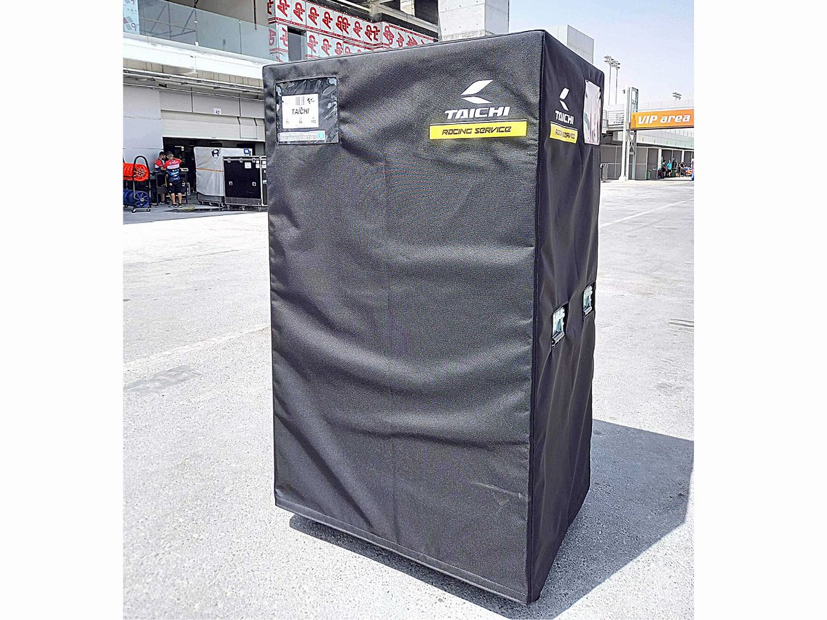 オートバイ用品で有名な「アールエスタイチ」様からのご依頼で、フライトケース用カバーを製作しました！
MotoGPで各国転戦時の運搬に使用されます🏍️
コンテナ内での傷を防止するためのカバーです。
取手用のくり抜き加工、送り状用クリア窓付き👍
#オーダーメイドカバー
#アールエスタイチ
#MotoGP