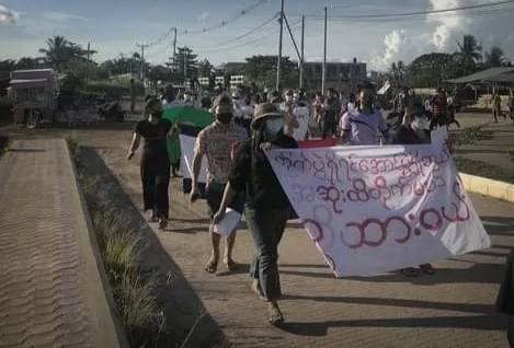 HURFOM's tweet photo. At least three protestors were abducted this morning at mass protests in #Dawei after the SAC forces violently dispersed the crowd:  "They arrived with two police trucks, opened fire, and tried to break up the protestors who all immediately split into groups and ran." https://t.co/ynL1zq6Ego