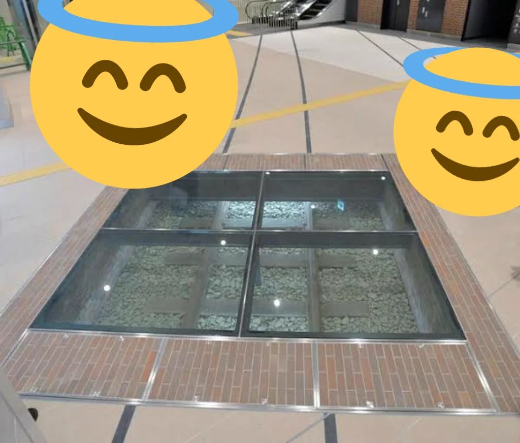 福岡のJR折尾駅にある透明床、かなり歩きスマホ対策になっていて歩きスマホしている人がﾋﾞｸｩｯ!!となるので見ていて楽しいですわ  