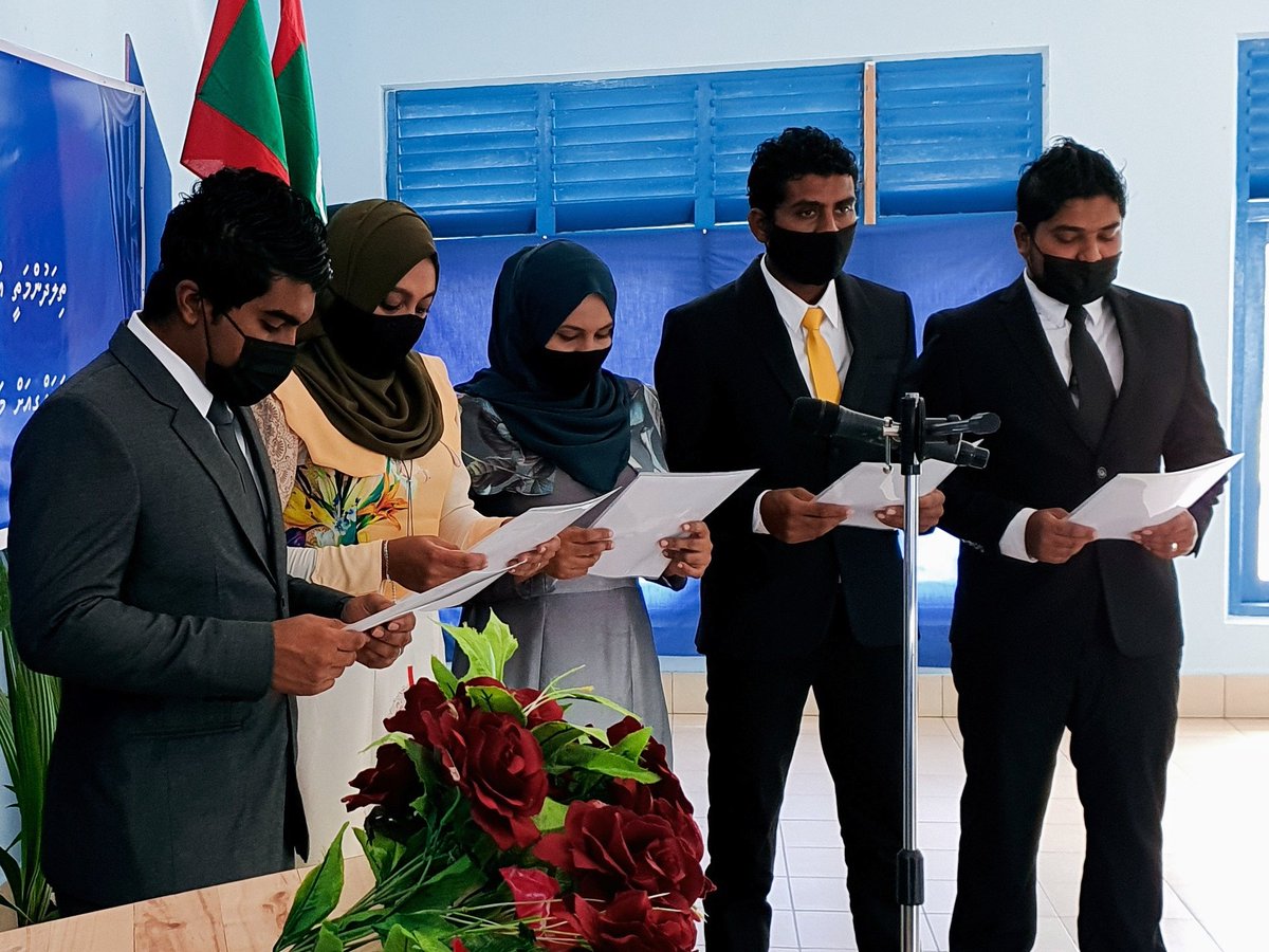 MolhadhoCouncil's tweet photo. ތިލަދުންމަތީ އުތުރުބުރީ މޮޅަދޫކައުންސިލްގެ ކައުންސިލަރުން ހުވާކުރުމާއި އަންހެނުންގެ ތަރައްގީއަށް މަސައްކަތްކުރާ ކޮމިޓީގެ މެންބަރުން އިގްރާރުވުމުގެ ދަރުބާރު (17:05.2011 / 1100hrs https://t.co/vGpspzzya9