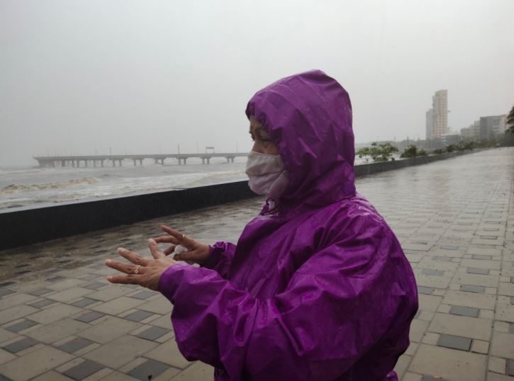 TOIMumbai's tweet photo. #CycloneTaukte | Mumbai Mayor #KishoriPednekar visits Worli Sea Face area to take stock of the situation. 

Read more, here: https://t.co/oJdLK6sW9R https://t.co/5SJY4QsG39