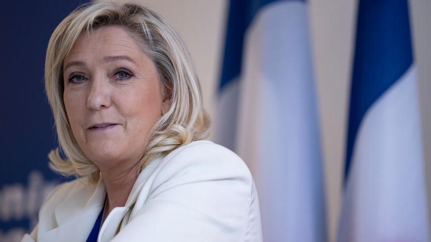 GG_RMC's tweet photo. Une enquête de police accuse @MLP_officiel. Selon un rapport de police, le @RNational_off a "mis en place un système organisé frauduleux de détournement des fonds européens à son profit".
Les GG en débattent dans #LeMondeDeMacron sur @RMCinfo📻 et @RMCStory📺 #GGRMC https://t.co/ynVyLFiBPR