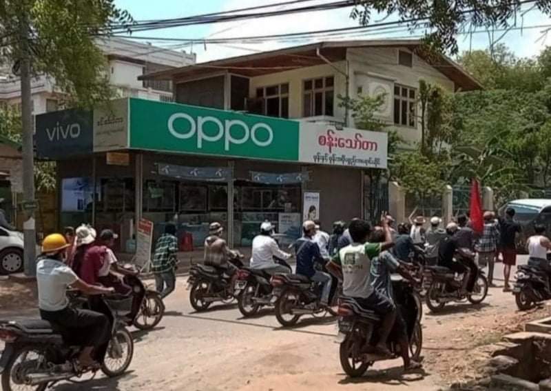 SaveMM99's tweet photo. "KYAUK PA DAUNG TO OVERTHROW AGE OF FEAR", Motorcycles Strike Against Military Coup in #Kyoukpadaung today. We,all of unarmed civilians will never kneel down under Military's boots. It's time to end this Genocidal Dictatorship.
#May17Coup
#WhatsHappeningInMyanmar
#MilkTeaAlliance https://t.co/JNkOUprUBD