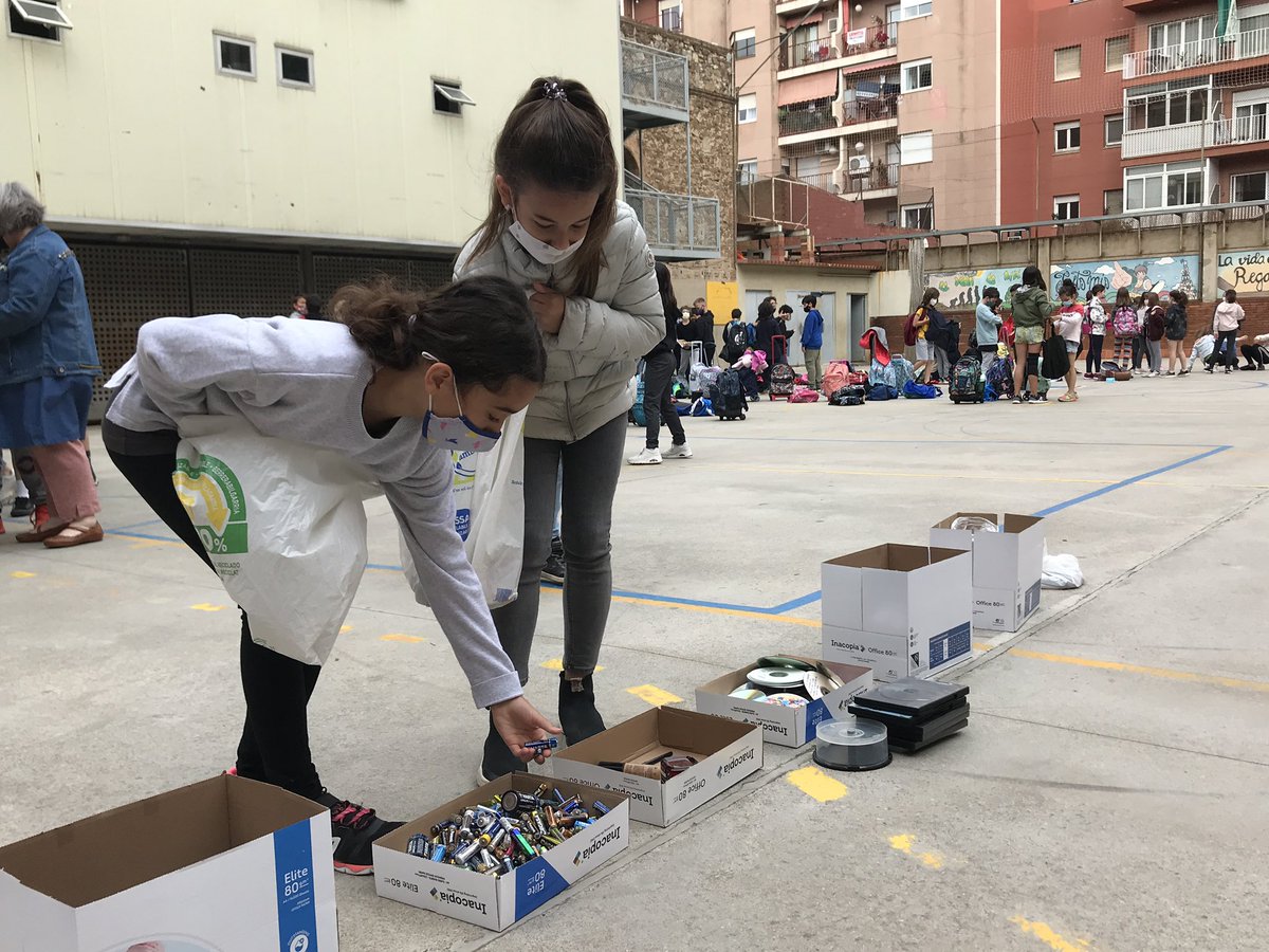 claretbarcelona's tweet photo. Avui en el #DiaMundialdelReciclatge us volem recordar el lema de la nostra escola:

🌏 ”Sóc el planeta Terra, la casa on tots els humans hi habiteu, i et dic a tu: M’ajudes?”

#elclaretrecicla https://t.co/sOw83Tdoj1