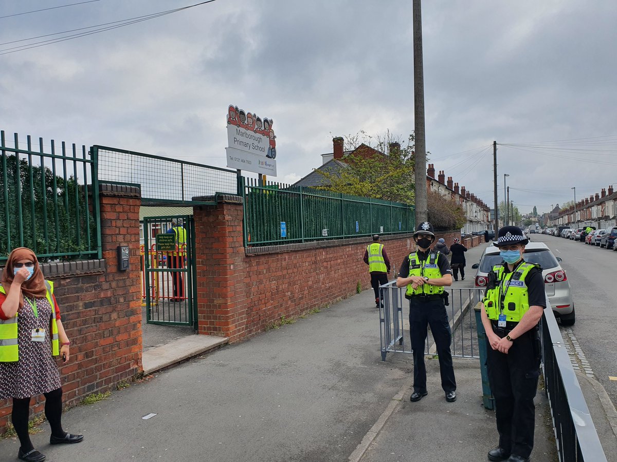 BordesleyWMP's tweet image. Officer are down @MarlboroughPrim helping educate the parents and residents on how to keep the children safe coming into school. #greencrosscode #highwaycode