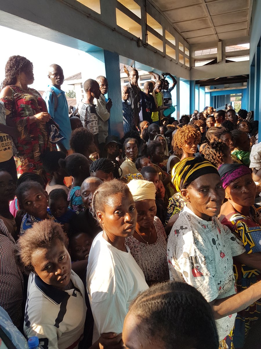 Der Einsatz in Kikwit/DR
 Kongo kann starten. Schon am frühen Morgen warten mehr als 150 Kinder mit ihren Eltern vor der Ambulanz!