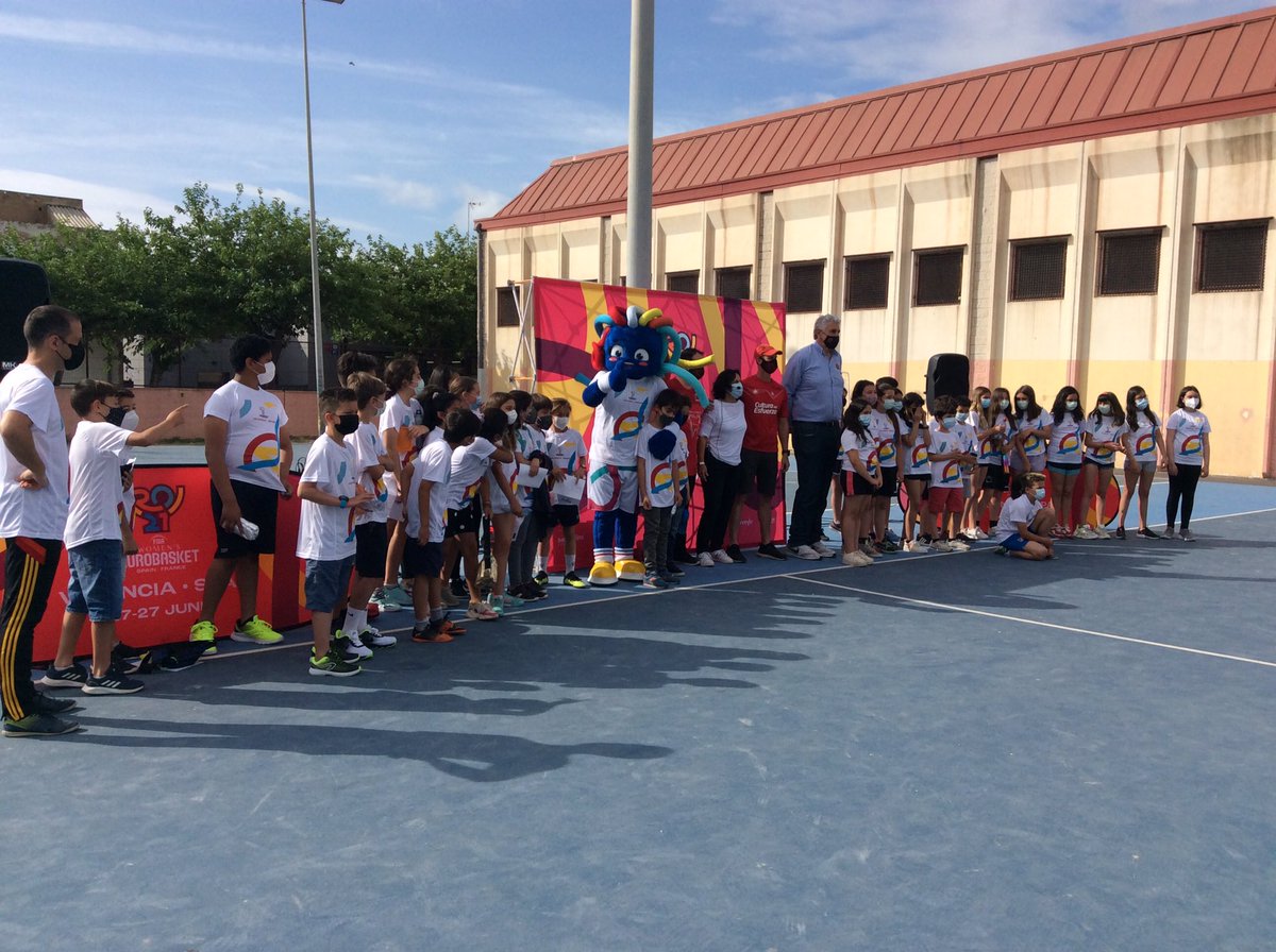 fbcv_es's tweet photo. ¡El EBW 2021 va hoy al cole Eliseo Vidal! Allí están ya @fernandoromay1 y @anabelenalvarob con la mascota Lola para promocionar el @EuroBasketWomen. ¡Nos espera un gran día de Basket! https://t.co/x5QydzJDEj