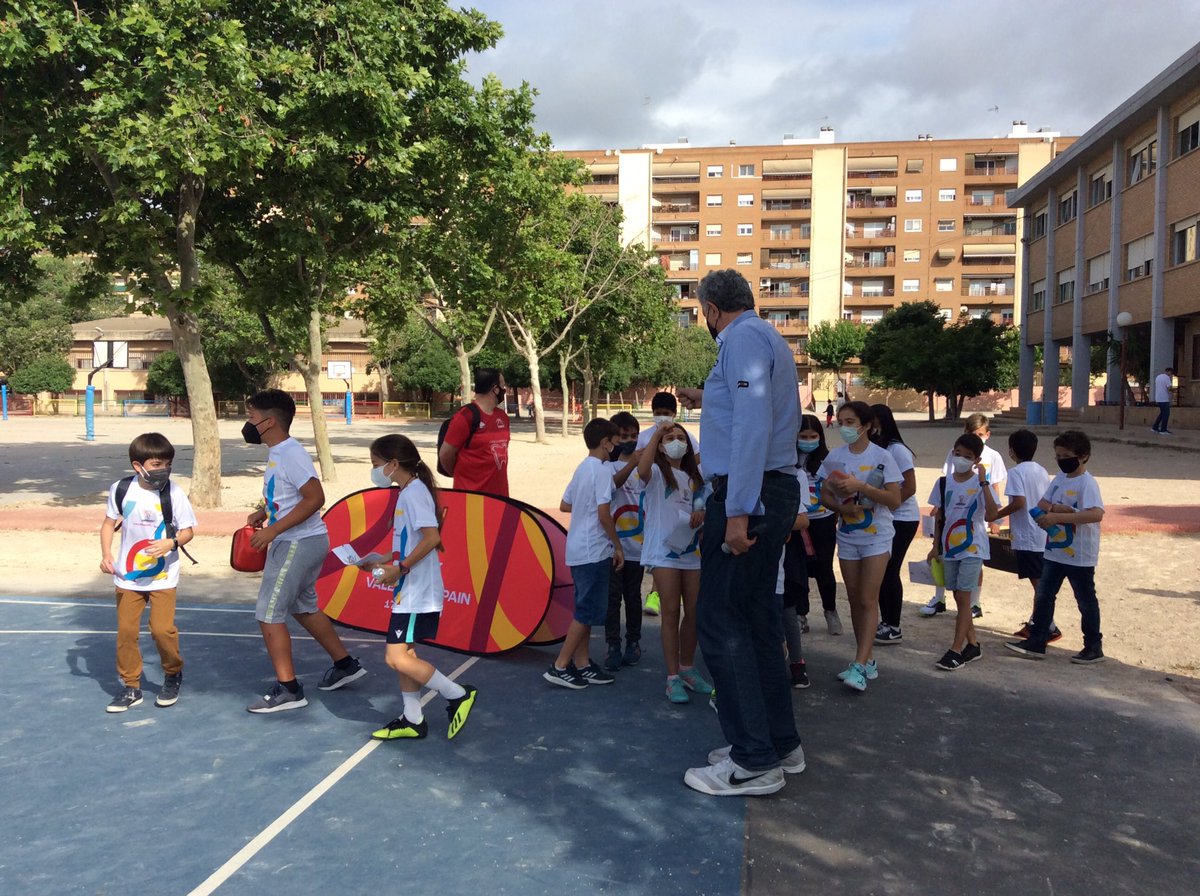 fbcv_es's tweet photo. ¡El EBW 2021 va hoy al cole Eliseo Vidal! Allí están ya @fernandoromay1 y @anabelenalvarob con la mascota Lola para promocionar el @EuroBasketWomen. ¡Nos espera un gran día de Basket! https://t.co/x5QydzJDEj