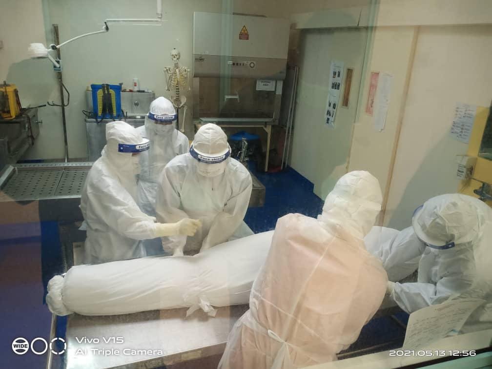 Menurut perkongsian info rakan yang bertugas di <a href="/KKMPutrajaya/">KKMalaysia🇲🇾🩺❤️</a> , KKM juga bertanggungjawab menguruskan jenazah/ mayat positif #COVID19. Di Hospital Sungai Buloh, pengurusan jenazah/mayat COVID-19 diamanahkan kepada kakitangan Jabatan Perubatan Forensik.