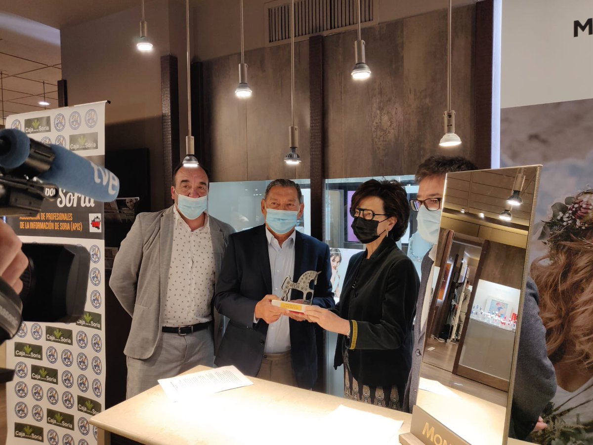 Esta mañana nuestro compañero Luis Naveda ha recibido de manos de Pilar Monreal el “Premio Monreal 2020” que reconoce toda una vida dedicada al Periodismo.
APIS, Caja Rural Y Joyería Monreal han reconocido en sus palabras la profesionalidad, entrega y simpatía del premiado.
