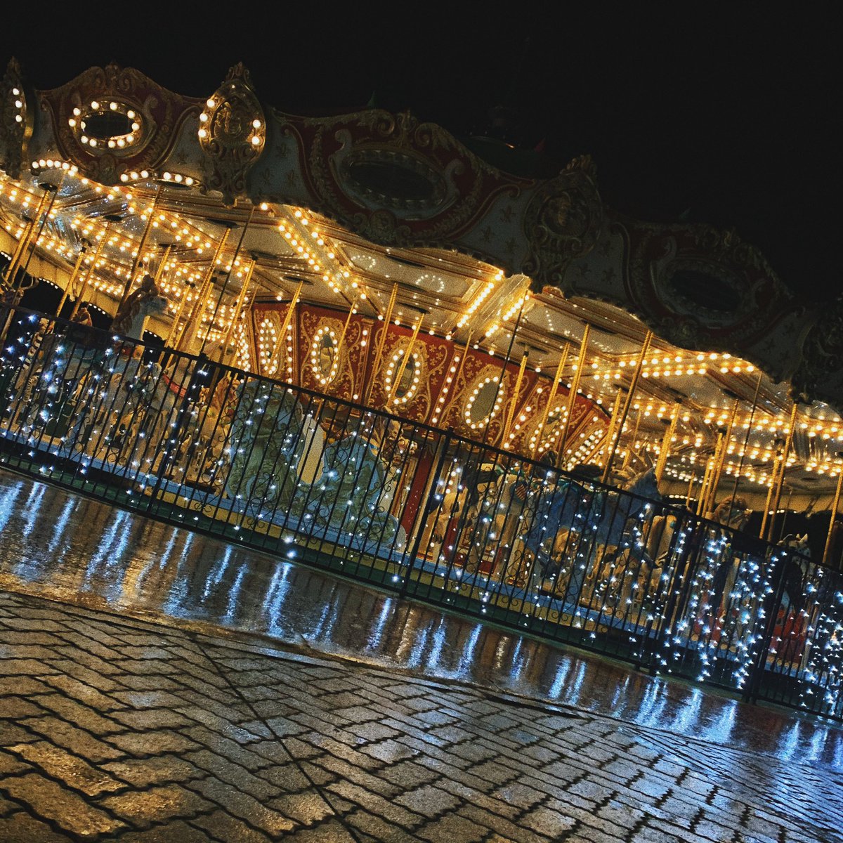 UuunPy's tweet photo. 雨の日のｲﾙﾐﾈｰｼｮﾝもあり🎠 https://t.co/4KLMGHhy9C