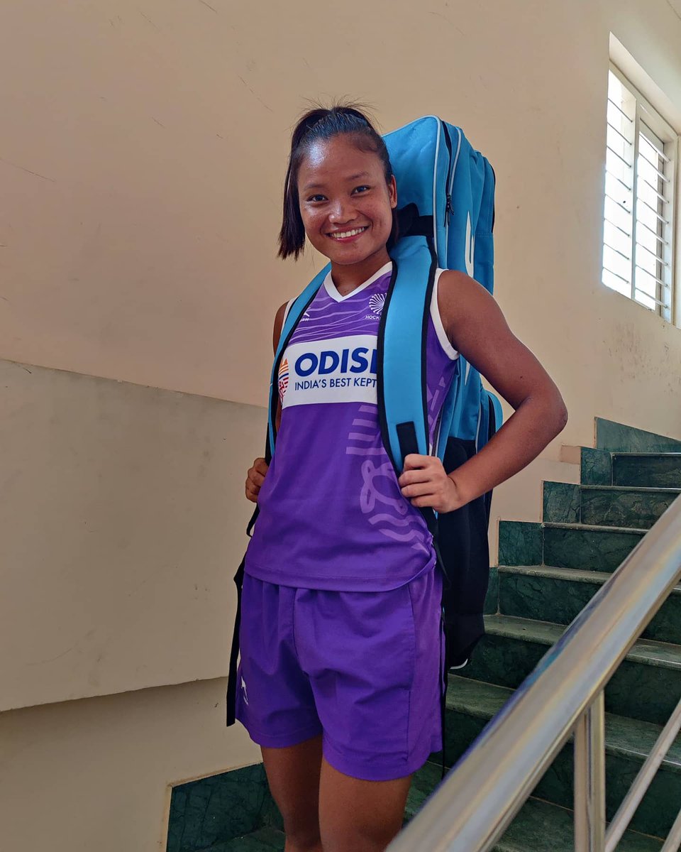Lalremsiami30's tweet photo. Mahni infuihphùr thin ang che. Mahni infuihphùr na chuan khuarei a daih thin.🏑🥰💕💞
#stk #rakshak #with #hockeybag #beforetraining #nikeshoes #nikewomen #hockeylover #motivateyourself #smile #stayhomestaysafe #stayhealthy #staystrong
#bharatkisherniya https://t.co/5BcTxI5BBy