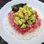 生ハムとアボカドの組み合わせが美味しそう!簡単に作れるポキ丼レシピ!