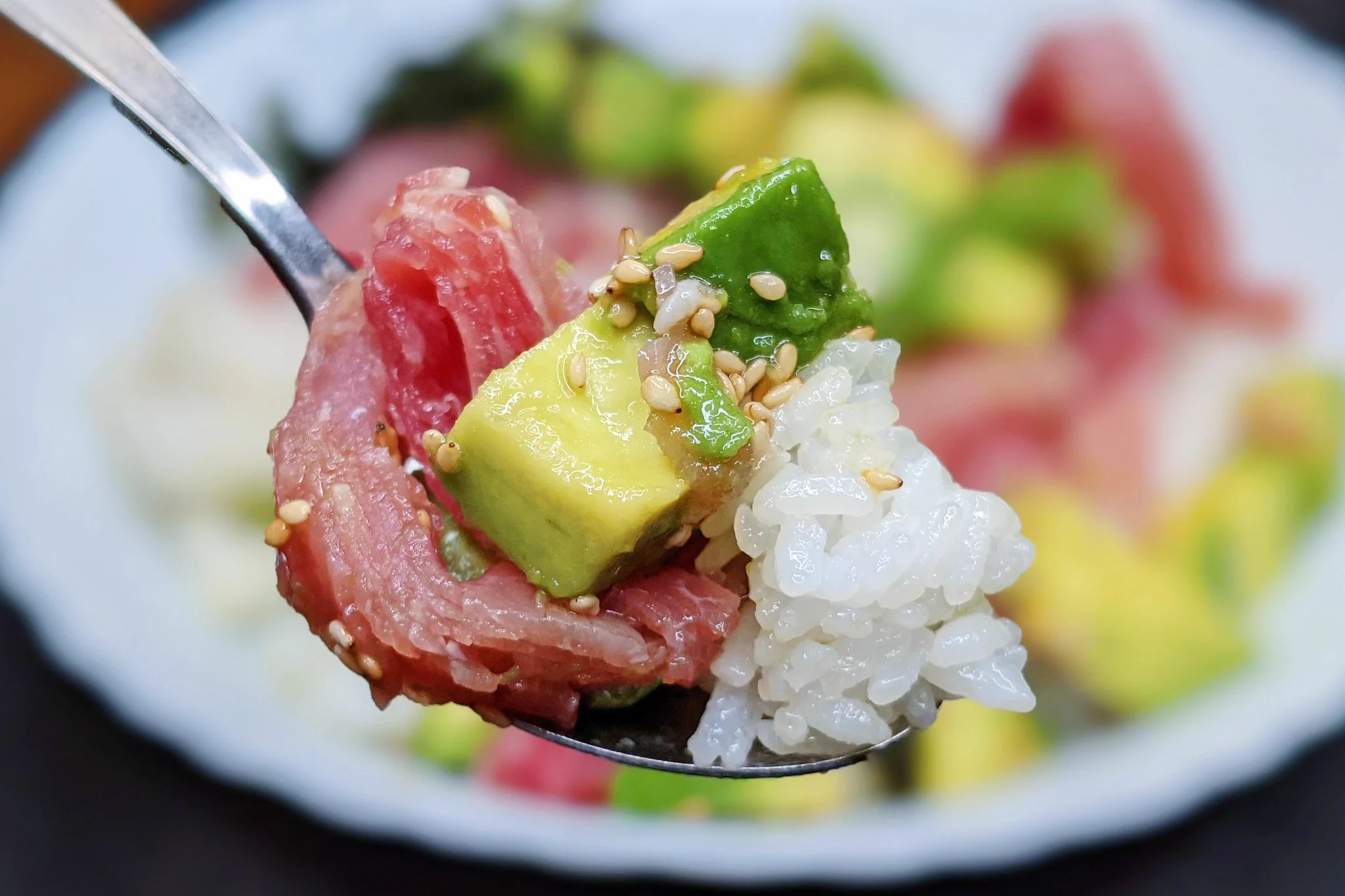 生ハムとアボカドの組み合わせが美味しそう！簡単に作れるポキ丼レシピ！