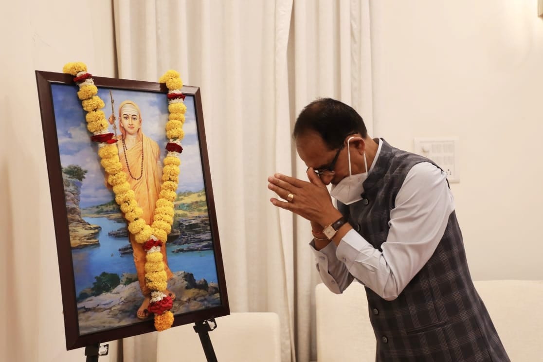 ChouhanShivraj's tweet photo. आदिगुरु शंकराचार्य और महाकवि सूरदास जी की जयंती के अवसर पर निवास के सभाकक्ष में उनके चरणों में श्रद्धासुमन अर्पित किया।

भक्ति और सेवा के माध्यम से इन्होंने धर्म एवं मानव के उत्थान का जो मार्ग दिखाया है, उस मंत्र से युगों-युगों तक मानवता का कल्याण होता रहेगा। https://t.co/6Sh0KWUeLP