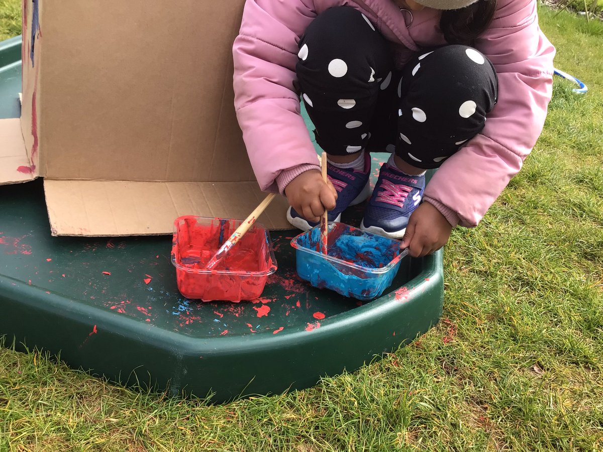 StCNurseryClass's tweet image. Kicking off our week creating rockets for The Smeds &amp;amp; The Smoos ❤️💙🚀#Primary1transition