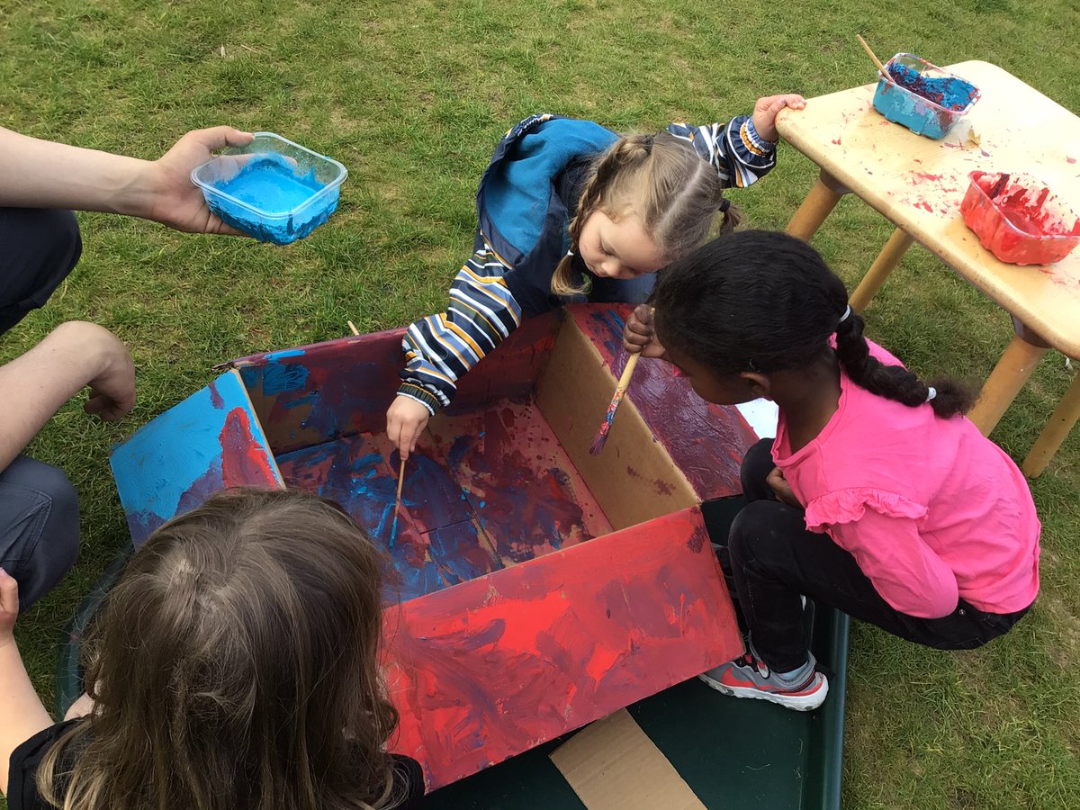 StCNurseryClass's tweet image. Kicking off our week creating rockets for The Smeds &amp;amp; The Smoos ❤️💙🚀#Primary1transition