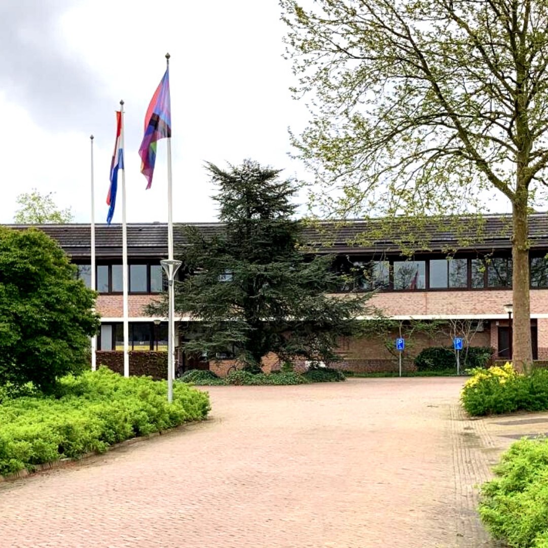 gemeenteommen's tweet photo. Iedereen verdient de vrijheid en veiligheid om altijd en overal zichtbaar zichzelf te kunnen zijn. Wereldwijd en dus ook in onze eigen gemeente! Daarom is vandaag (Internationale Dag tegen Homo-, Lesbo-, Bi-, Trans- en Interseksefobie) de Progress Pride vlag gehesen. #IDAHOT https://t.co/DXKaqP0cv1