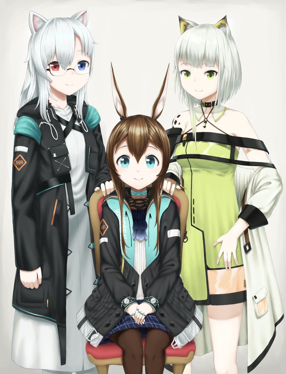 Text_72P's tweet image. 依頼していた弊博のSSにてロドス最高管理者3人で撮った写真のイラストが納品されましたァ！！！！！！！！！！！！！！！！！！！！！！！！！！！！！！！！！！！(木組みの枠差分付き)
最高です！！！！！！！！！！！！！！！！！！！！！！！！！！！！