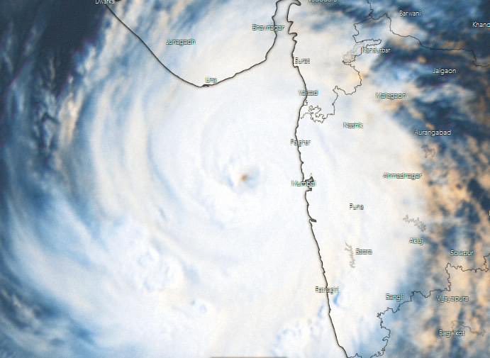 RamzPuj's tweet photo. The eye of #CycloneTauktae was as close as 110-130 kms to #mumbai. Have not seen a cyclone go as close to a major city other than cyclone vardah in Chennai. Wind speeds reached as high as 80 kmph in Colaba and Nariman Point and 50 kmph in suburbs #MumbaiWeather #mumbairain https://t.co/dEMQFn8HCI